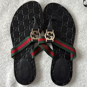 Gucci “GG” logo nero flip flop sandals